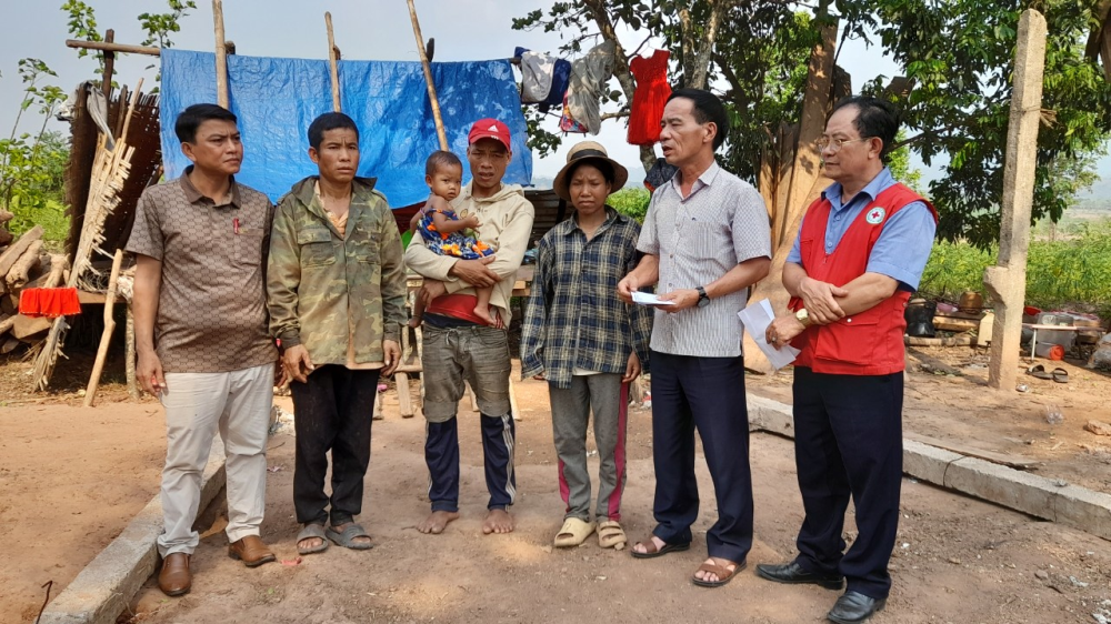 Đồng chí Phó Chủ tịch UBND huyện Phạm Trọng Hổ thăm các gia đình bị ảnh hưởng lốc xoáy